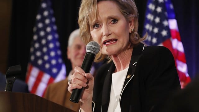 Die republikanische US-Senatorin Cindy Hyde-Smith hat sich in der Stichwahl für den Senat gegen den afroamerikanischen Demokraten Espy durchgesetzt. Die republikanische US-Senatorin Cindy Hyde-Smith hat sich in der Stichwahl für den Senat gegen den afroamerikanischen Demokraten Espy durchgesetzt.
