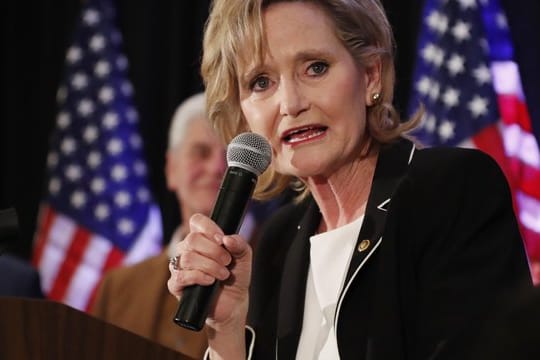 Die republikanische US-Senatorin Cindy Hyde-Smith hat sich in der Stichwahl für den Senat gegen den afroamerikanischen Demokraten Espy durchgesetzt.