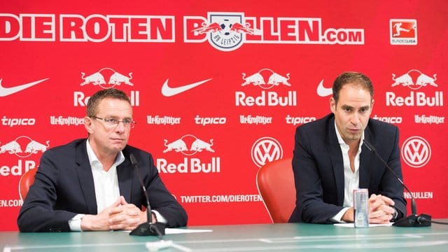 RB Leipzigs Vorstandschef Oliver Mintzlaff verwahrt sich gegen den Verdacht einer "Stallorder" beim Spiel gegen Salzburg. RB Leipzigs Vorstandschef Oliver Mintzlaff verwahrt sich gegen den Verdacht einer "Stallorder" beim Spiel gegen Salzburg.