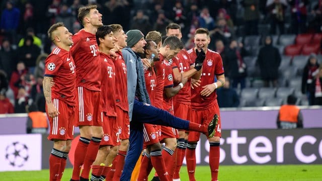 Die Münchner Spieler feiern den 5:1-Sieg über Benfica Lissabon nach dem Spiel mit den Fans.