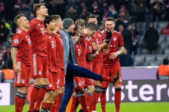 Die Münchner Spieler feiern den 5:1-Sieg über Benfica Lissabon nach dem Spiel mit den Fans.