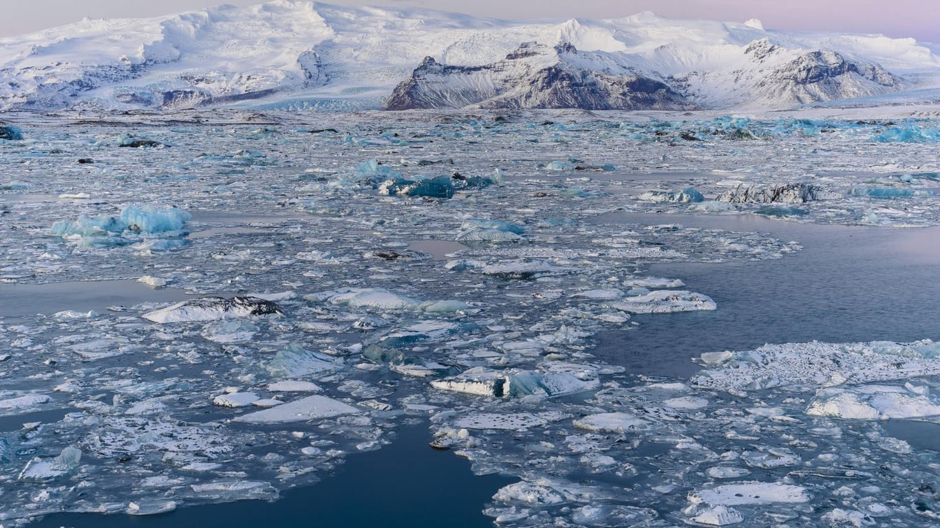 Gletscherlandschaft vor Island: Gefahrenquelle schmelzendes Eis.