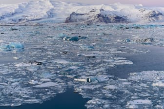 Gletscherlandschaft vor Island: Gefahrenquelle schmelzendes Eis.