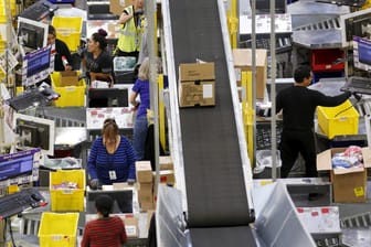 Arbeiter im "Amazon Fulfillment Center" in Tracy, Kalifornien: Allzeit-Rekord-Tag für den Konzern