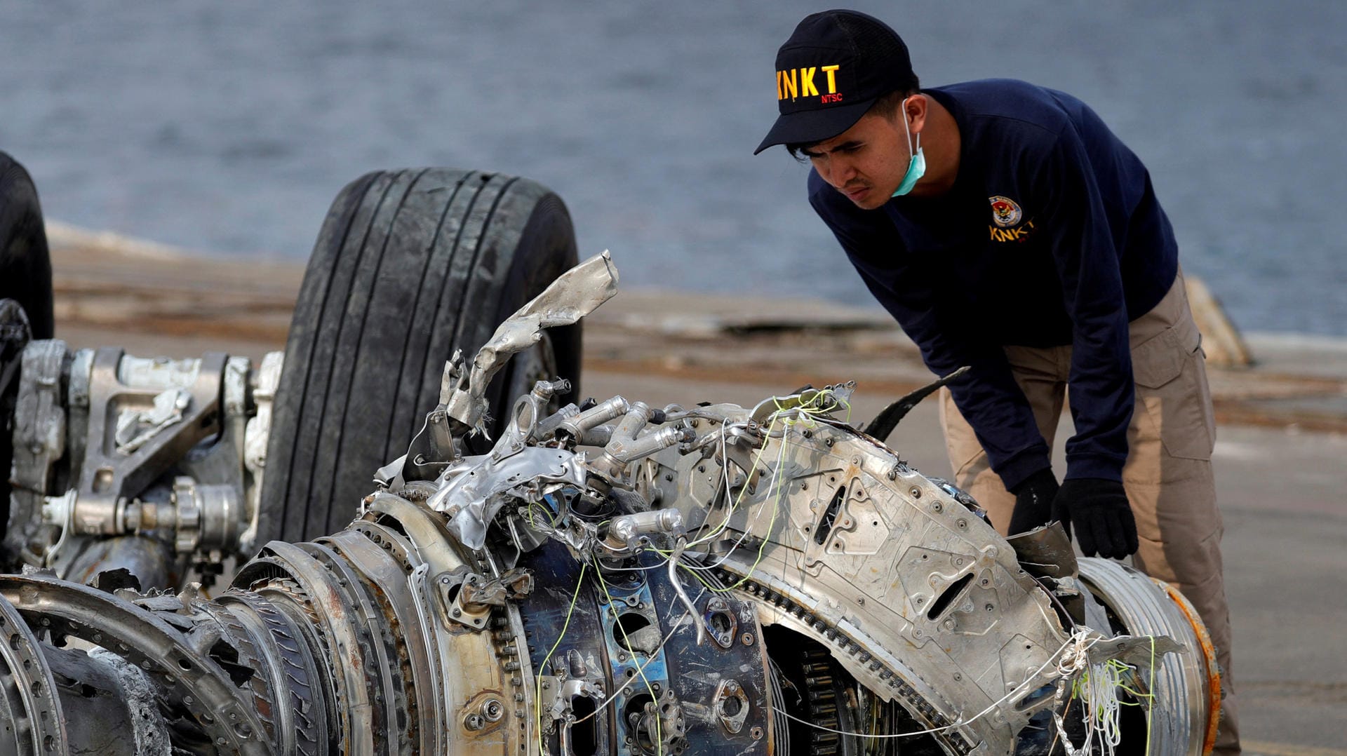 Ein Mitarbeiter der Flugaufsichtsbehörde betrachtet Wrackteile der Lion-Air-Maschine: Der Absturz einer indonesischen Passagiermaschine im Oktober geht vermutlich auf technische Probleme zurück.