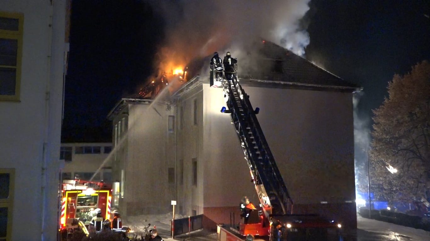 Feuerwehrleute löschen den Brand in einer Grundschule in Erbach: Zur Schadenshöhe sowie zur Brandursache konnten bisher keine Angaben gemacht werden.