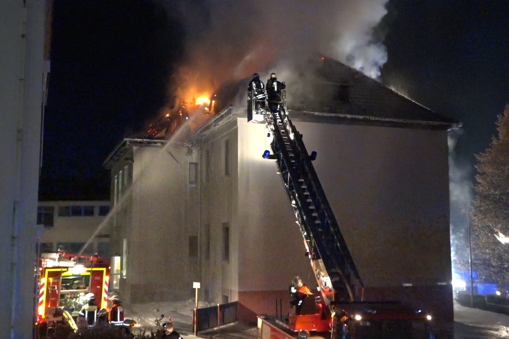 Feuerwehrleute löschen den Brand in einer Grundschule in Erbach: Zur Schadenshöhe sowie zur Brandursache konnten bisher keine Angaben gemacht werden.