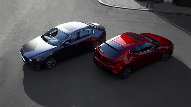 Dreier im Doppelpack: Der neue Mazda 3 kommt als Stufenheck-Limousine und als Schrägheck.