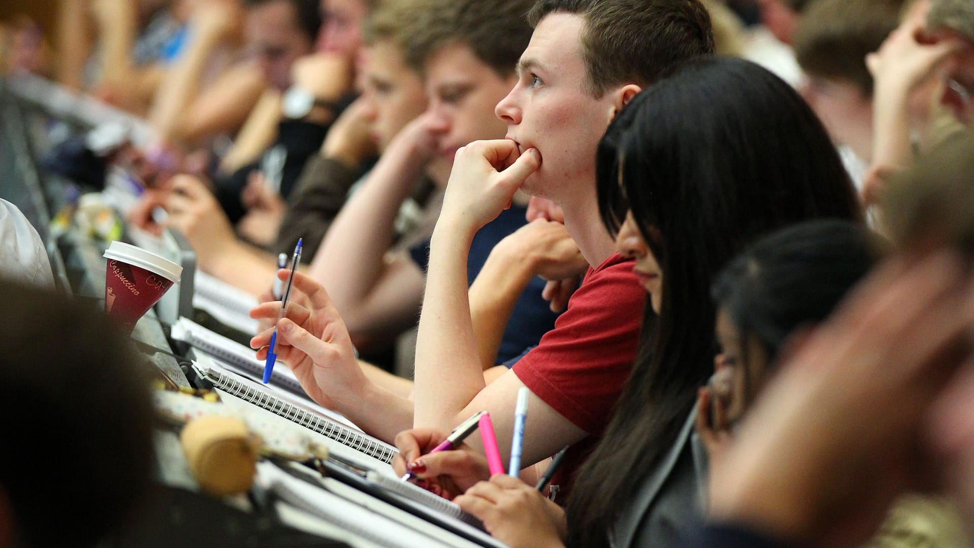 Studenten verfolgen in einem Hörsaal eine Vorlesung. An den Hochschulen in Nordrhein-Westfalen studieren im Wintersemester 2018/2019 mehr Menschen als je zuvor.