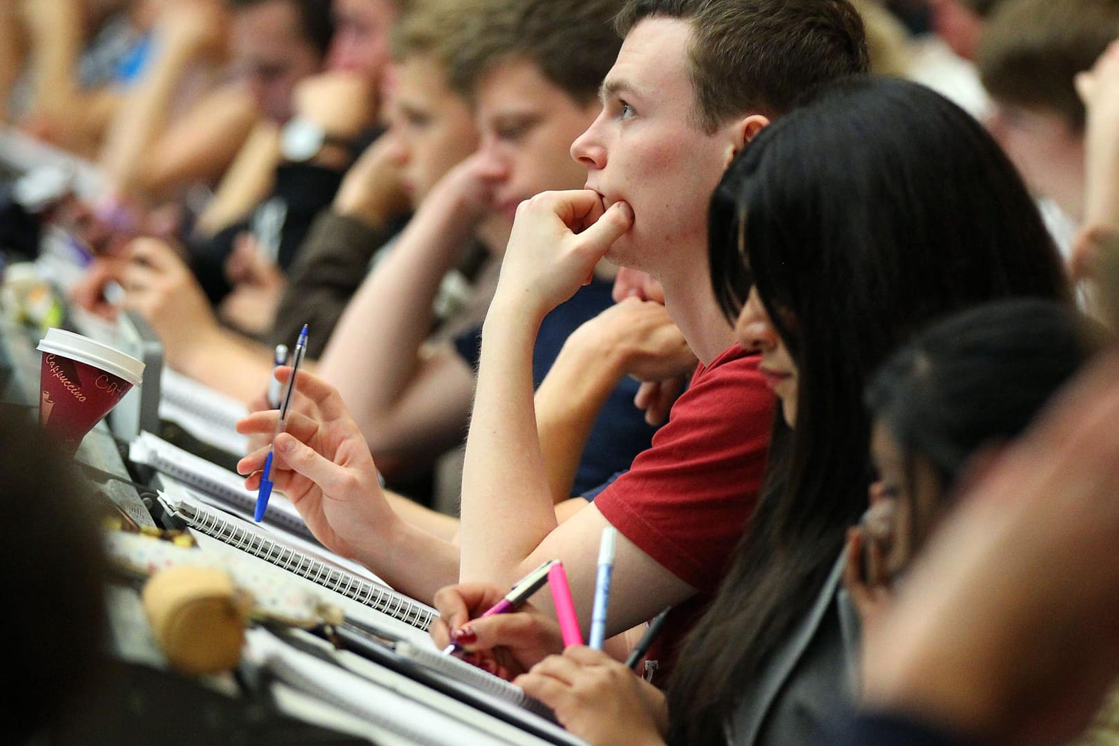 Studenten verfolgen in einem Hörsaal eine Vorlesung. An den Hochschulen in Nordrhein-Westfalen studieren im Wintersemester 2018/2019 mehr Menschen als je zuvor.