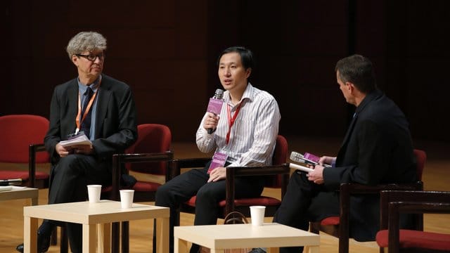 Angesichts scharfer weltweiter Kritik hat der chinesische Forscher He Jiankui seine Arbeit verteidigt, die zur Geburt der weltweit ersten genetisch veränderten Babys geführt haben soll. Angesichts scharfer weltweiter Kritik hat der chinesische Forscher He Jiankui seine Arbeit verteidigt, die zur Geburt der weltweit ersten genetisch veränderten Babys geführt haben soll.