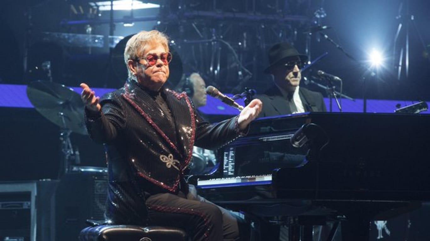 Elton John hat Probleme mit dem Ohr.