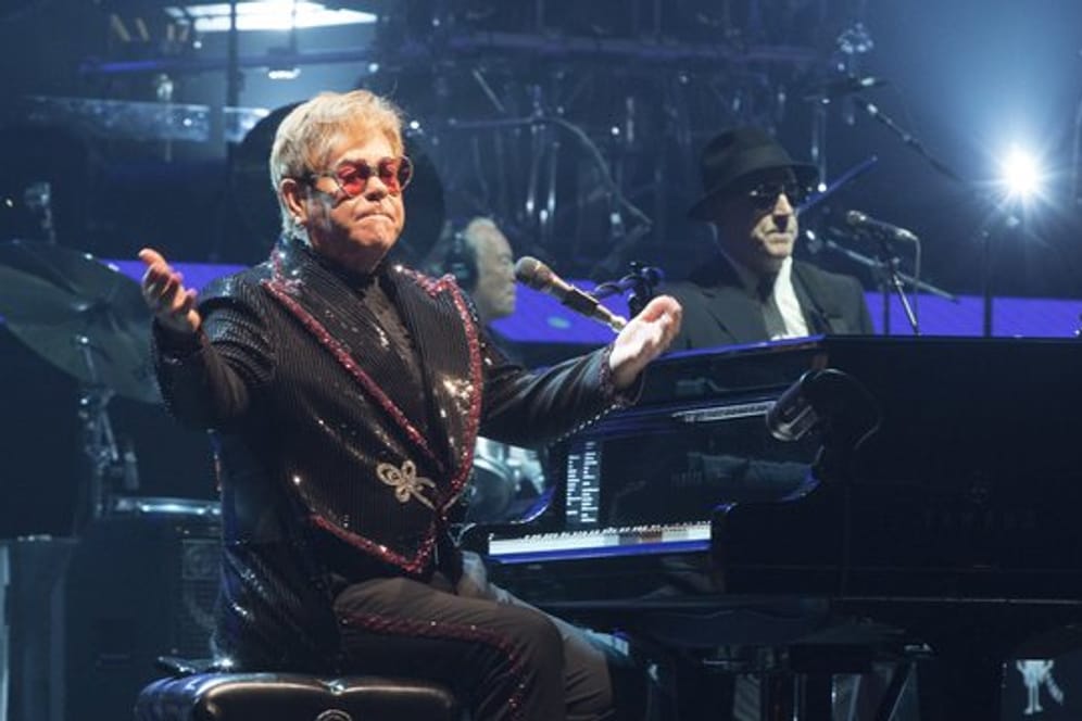 Elton John hat Probleme mit dem Ohr.