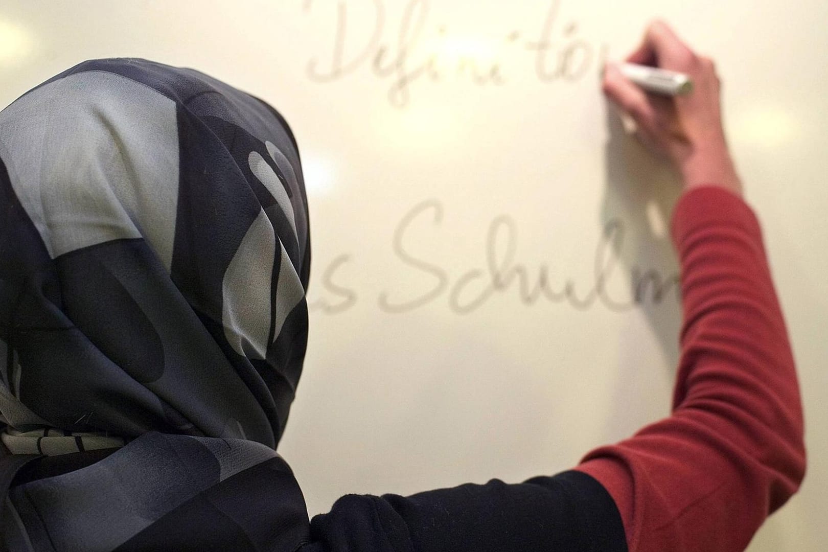 Lehrerin mit Kopftuch: Einer abgelehnten Bewerberin wurden vom Gericht 5.159 Euro Entschädigung zugesprochen. Sie sei wegen ihrer Religion benachteiligt worden.