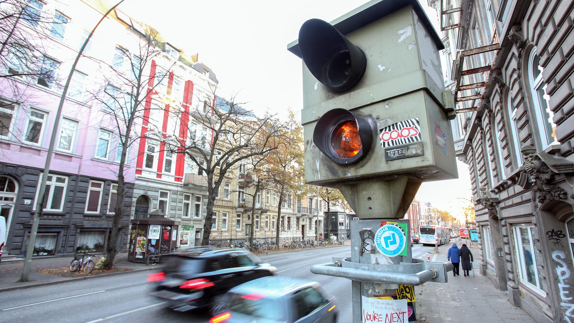 Radarfalle am Straßenrand: Rund 3.000 fest installierte Blitzer stehen in Deutschland. Verschiedene Geräte können – theoretisch – selbst während der Fahrt vor ihnen warnen.