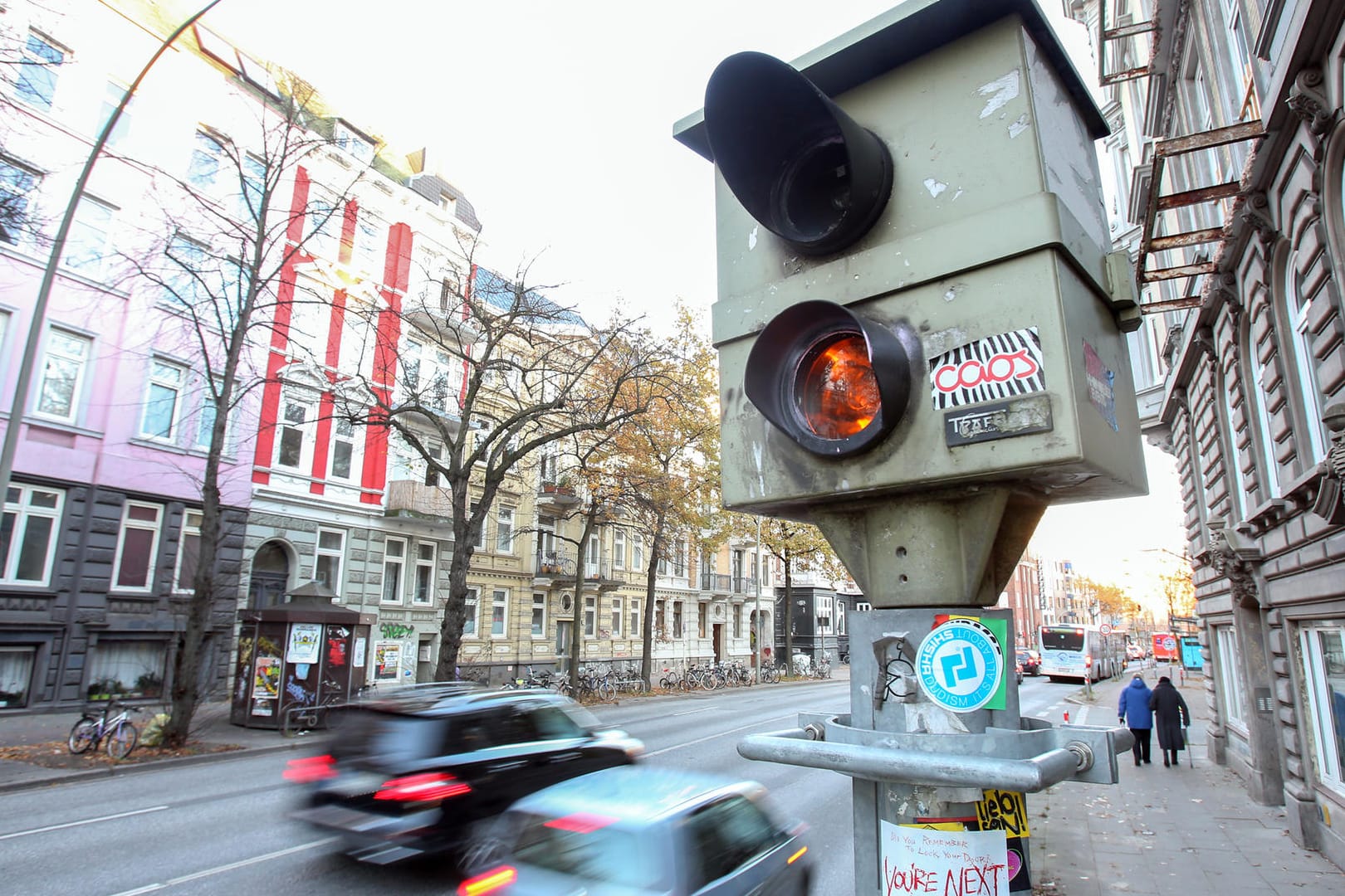 Radarfalle am Straßenrand: Rund 3.000 fest installierte Blitzer stehen in Deutschland. Verschiedene Geräte können – theoretisch – selbst während der Fahrt vor ihnen warnen.