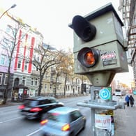 Radarfalle am Straßenrand: Rund 3.000 fest installierte Blitzer stehen in Deutschland. Verschiedene Geräte können – theoretisch – selbst während der Fahrt vor ihnen warnen.