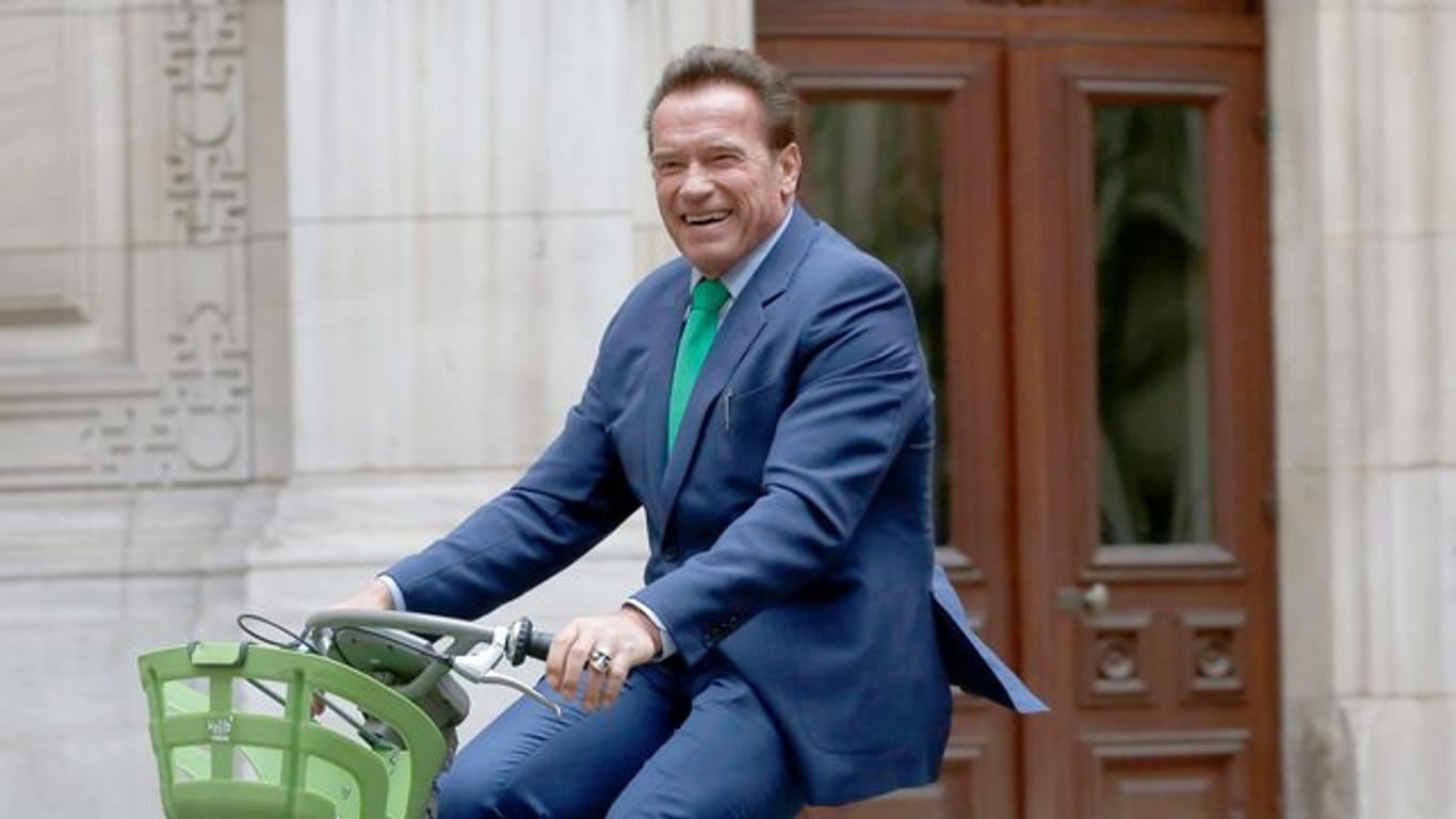 Arnold Schwarzenegger muss seine Knie schonen.