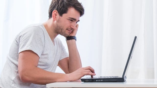 Wenn der alte Laptop das Internet drosselt, können Nutzer mit einem USB-WLAN-Stick nachhelfen. Wenn der alte Laptop das Internet drosselt, können Nutzer mit einem USB-WLAN-Stick nachhelfen.