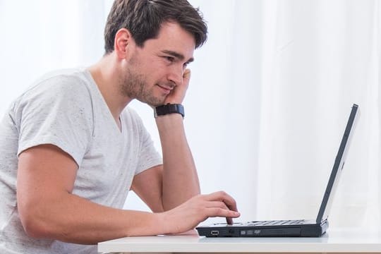 Wenn der alte Laptop das Internet drosselt, können Nutzer mit einem USB-WLAN-Stick nachhelfen.