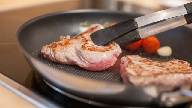 Fleisch sollte man kräftig anbraten, damit sich die Poren schließen und der Saft im Fleisch bleibt.