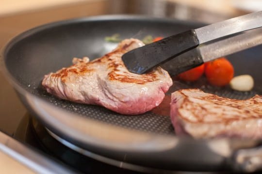 Fleisch sollte man kräftig anbraten, damit sich die Poren schließen und der Saft im Fleisch bleibt.