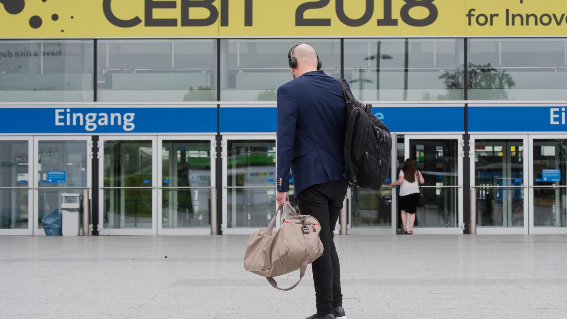 Ein Messebesucher auf der letzten Digitalisierungsmesse Cebit 2018.