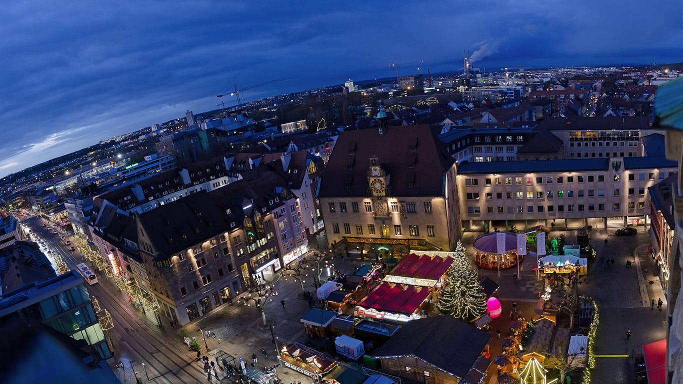 Blick auf den Weihnachtsmarkt, das Rathaus und Kätchenhaus am Markt Platz von Heilbronn, Baden-Württemberg, Deutschland.
