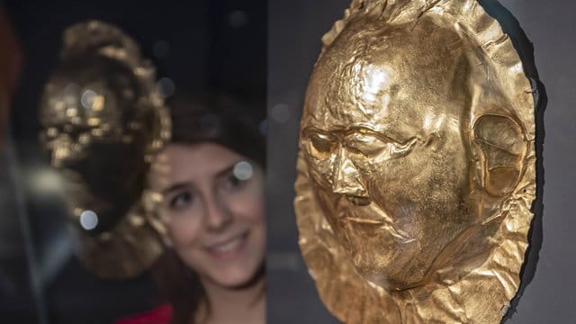 Goldene Grabmaske aus Mykene in der Schau in Karlsruhe.