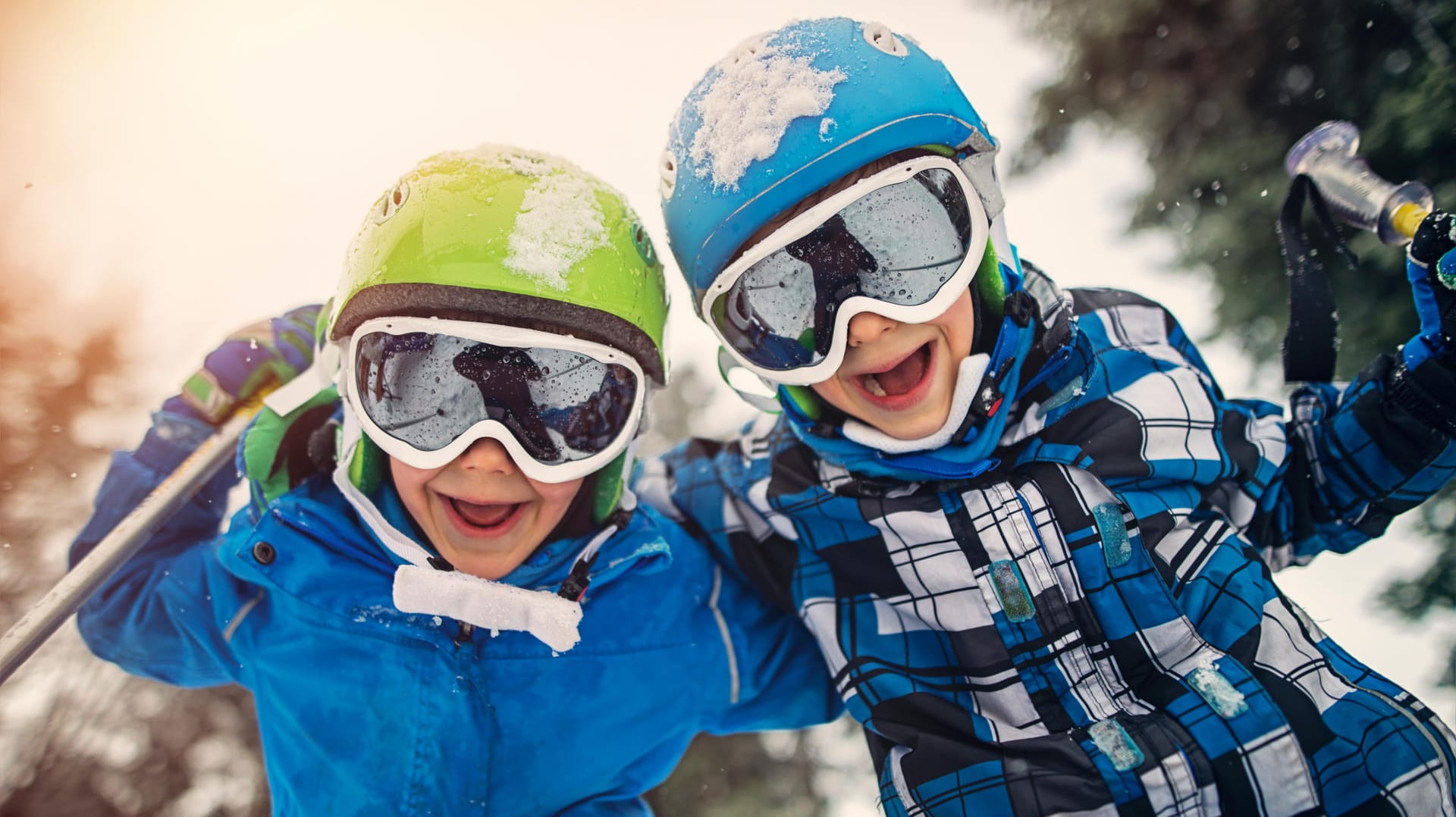 Eine Skibrille schützt die Augen vor grellem Licht, UV-Strahlen und Fremdkörpern.