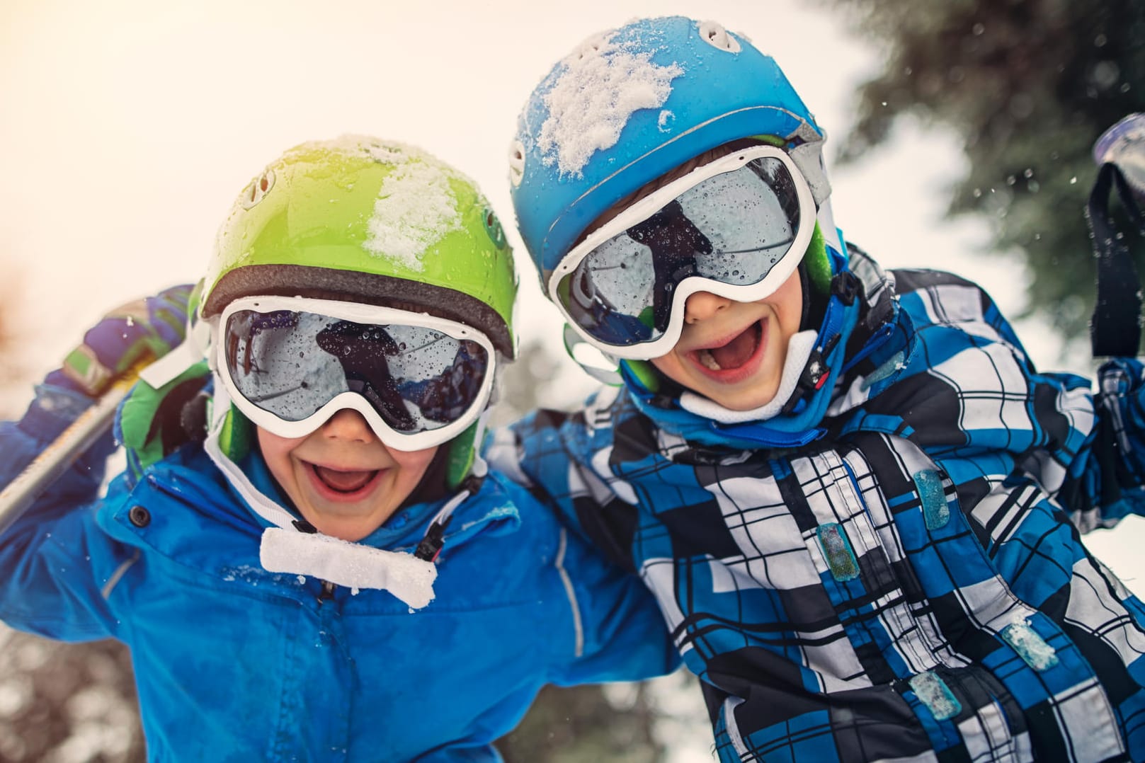 Eine Skibrille schützt die Augen vor grellem Licht, UV-Strahlen und Fremdkörpern.