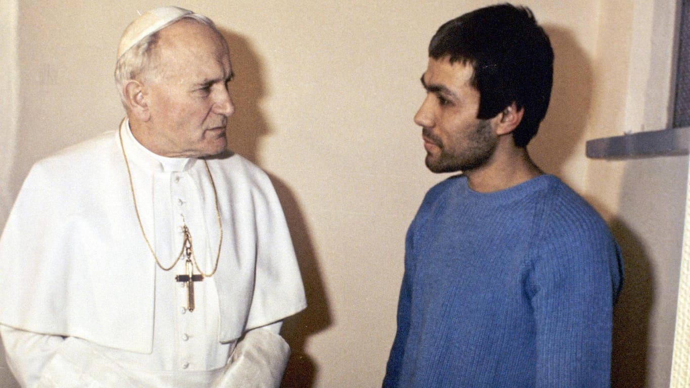 Johannes Paul II.: Der Papst besuchte seinen Attentäter Mehmet Ali Agca, der vergeblich veruscht hatte, ihn zu töten.