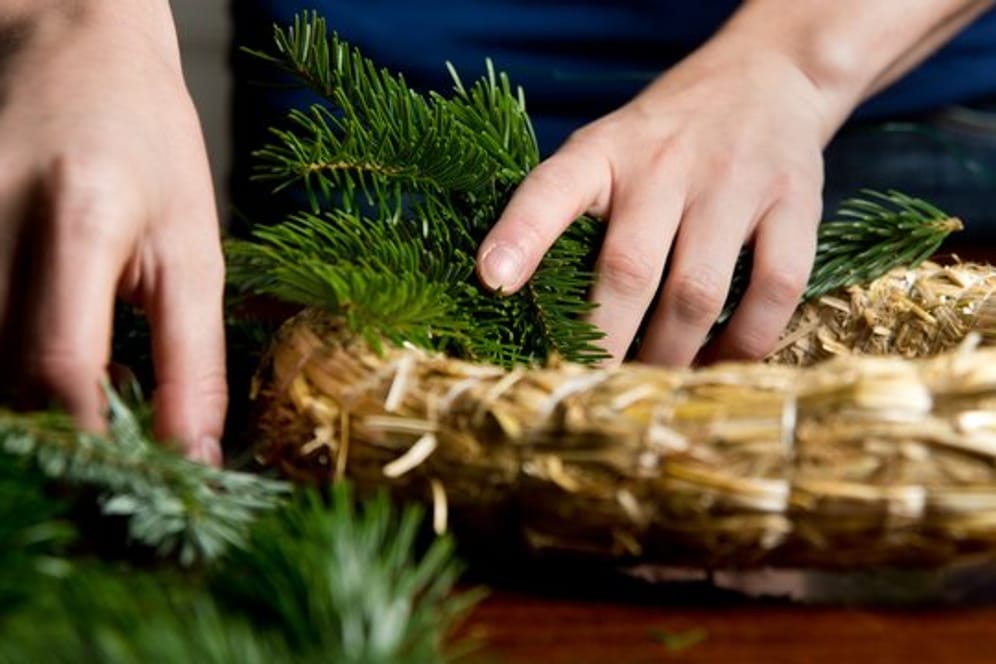 Gar nicht so aufwendig wie gedacht: Ein Adventskranz lässt sich recht schnell binden.