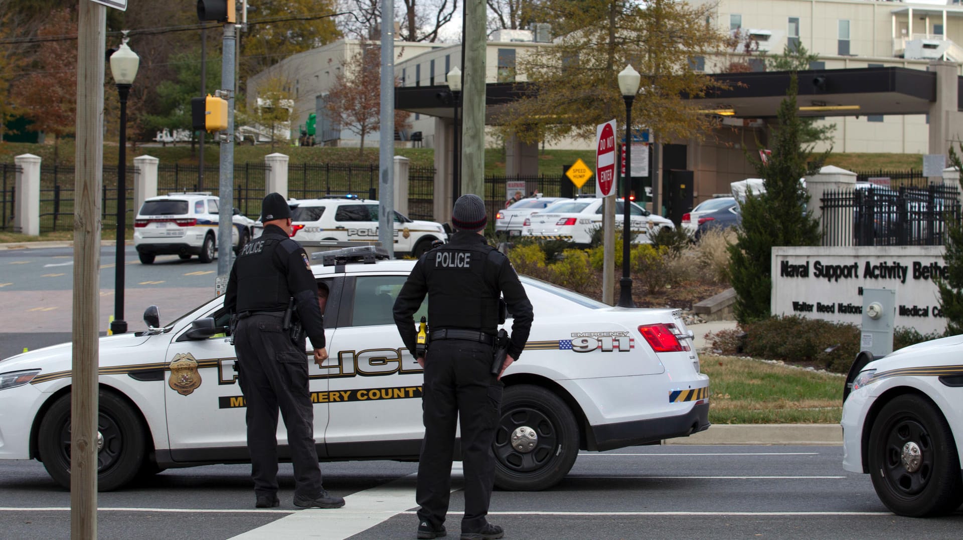 Polizisten bewachen den Eingang des Walter Reed National Military Medical Centers: Während des Großeinsatzes wurde das Militärkrankenhaus gesichert. Niemand durfte hinaus oder hinein. Polizisten bewachen den Eingang des Walter Reed National Military Medical Centers: Während des Großeinsatzes wurde das Militärkrankenhaus gesichert. Niemand durfte hinaus oder hinein.