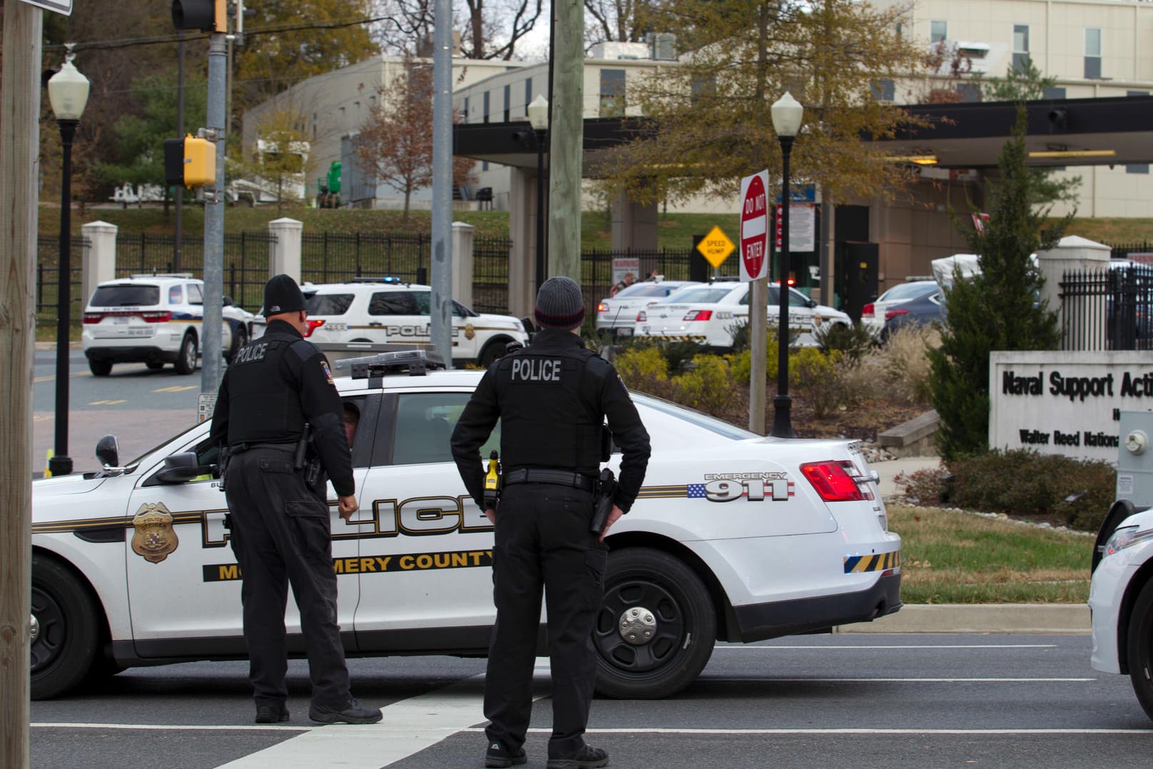 Polizisten bewachen den Eingang des Walter Reed National Military Medical Centers: Während des Großeinsatzes wurde das Militärkrankenhaus gesichert. Niemand durfte hinaus oder hinein.