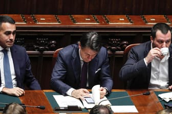 Italiens Ministerpräsident Giuseppe Conte (m.) mit seinen zwei Stellvertretern Luigi Di Maio (l.) und Matteo Salvini (r.): Die italienische Regierung hat sich gegen den UN-Migrationspakt ausgesprochen.