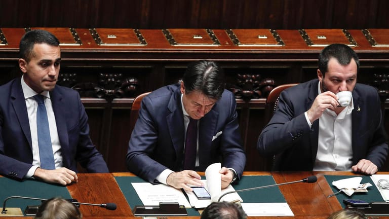 Italiens Ministerpräsident Giuseppe Conte (m.) mit seinen zwei Stellvertretern Luigi Di Maio (l.) und Matteo Salvini (r.): Die italienische Regierung hat sich gegen den UN-Migrationspakt ausgesprochen.