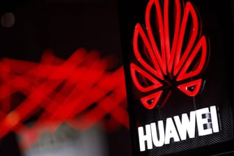 Huawei-Logo: Huawei ist einer der größten Telekommunikationsausrüster. Viele Länder fürchten durch ihre Mithilfe beim 5G-Ausbau ein Sicherheitsrisiko.