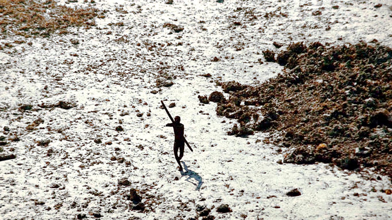 Mit Pfeil und Bogen: Ein Bewohner der indischen Insel schießt auf den Helikopter, der nach dem Tsunami im Jahr 2004 über die Insel fliegt.