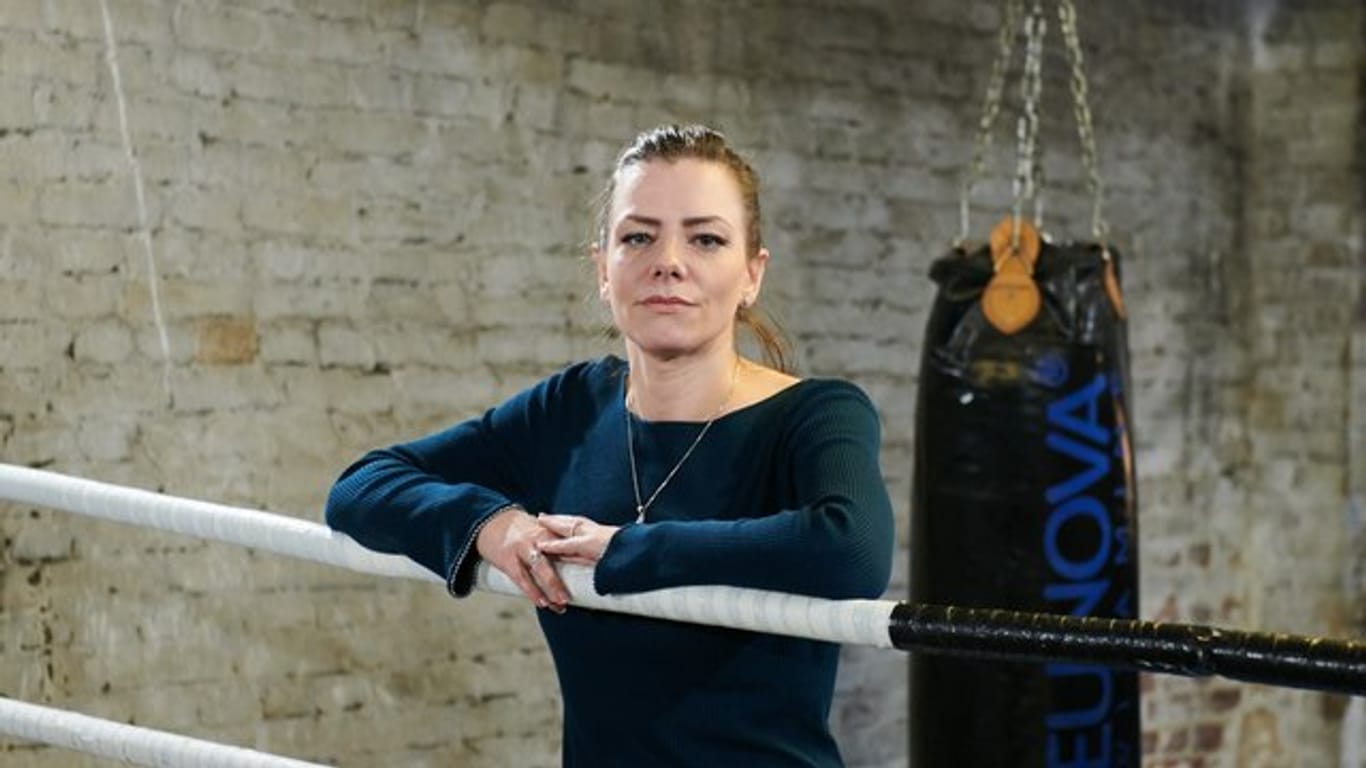 Janina Michalke, die Tochter des tödlich verunglückten Ex-Box-Weltmeisters Graciano Rocchigiani, an den Seilen des Boxringes im Legends Gym in Berlin.