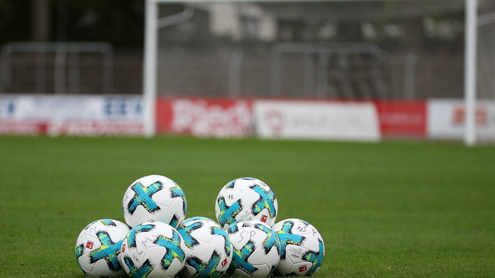 Beim Ballybrack FC rollte der Ball nicht. Aus erfundenen Gründen. Beim Ballybrack FC rollte der Ball nicht. Aus erfundenen Gründen.