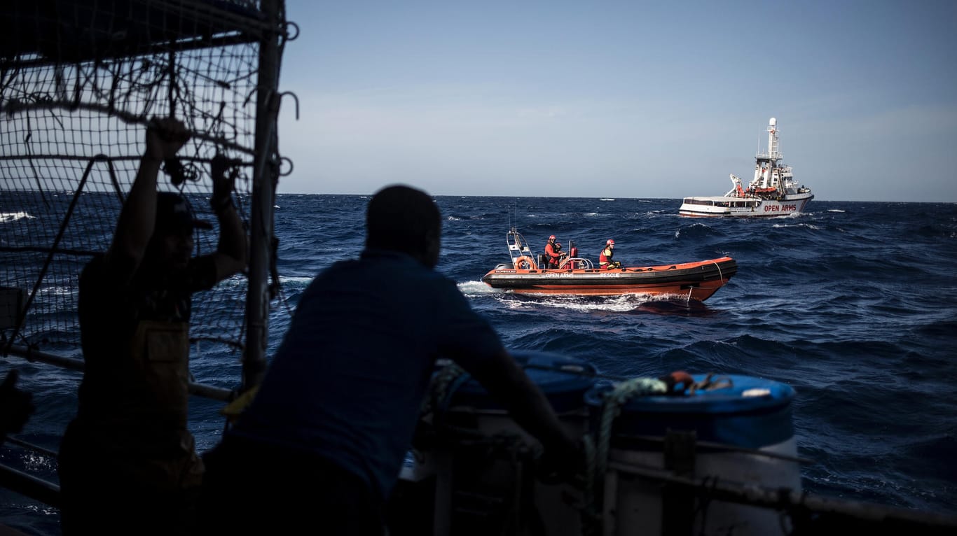 Ein Schiff der spanischen Hilfsorganisation nähert sich dem Fischerboot "Nuestra Madre de Loreto": Italien, Malta und Spanien verweigern die Einfahrt in ihre Häfen.