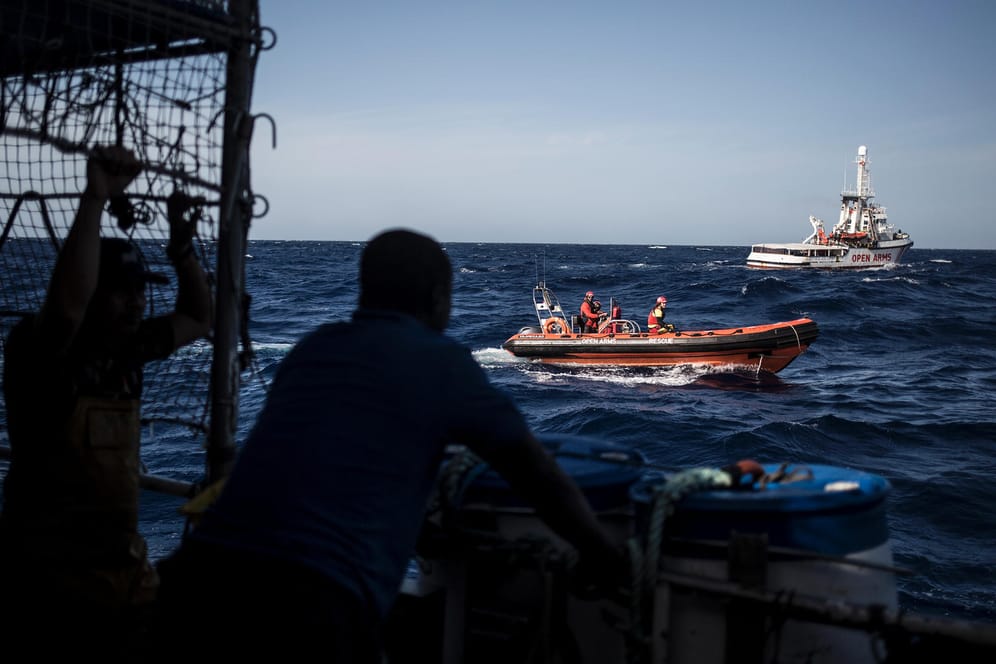 Ein Schiff der spanischen Hilfsorganisation nähert sich dem Fischerboot "Nuestra Madre de Loreto": Italien, Malta und Spanien verweigern die Einfahrt in ihre Häfen.