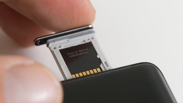 Eine eSIM macht das Einlegen einer SIM-Karte überflüssig.