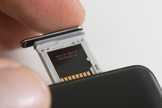 Eine eSIM macht das Einlegen einer SIM-Karte überflüssig.