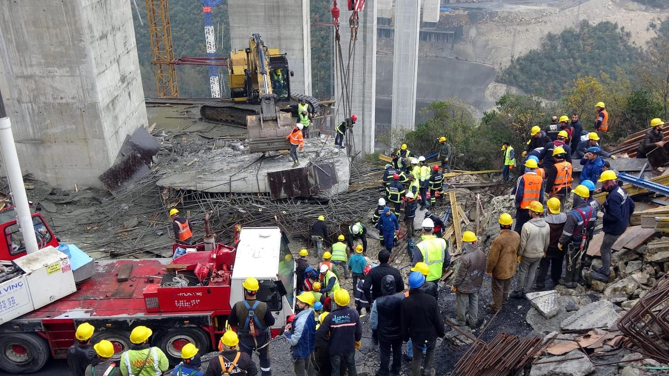 Unglück an einer Autobahn-Überführung: Ein Arbeiter konnte bisher lebend geborgen werden.