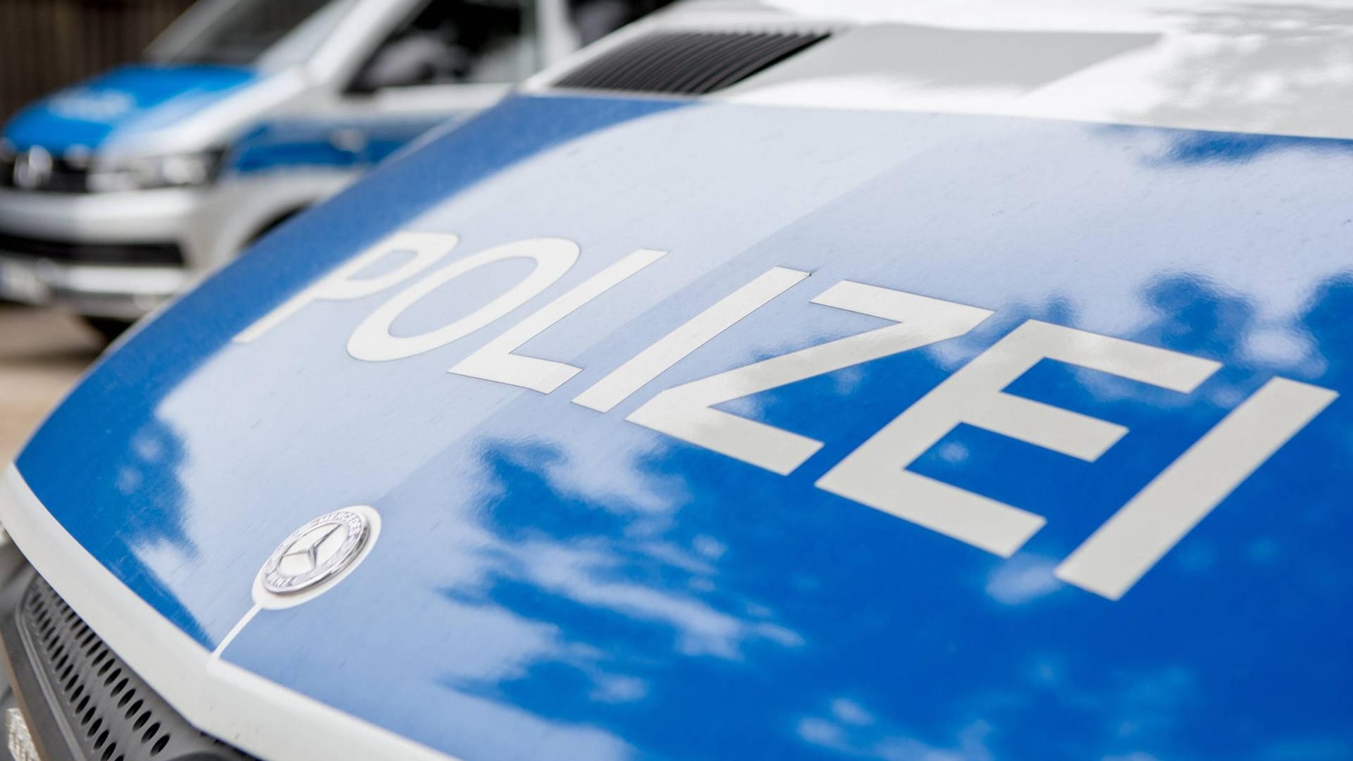 Einsatzfahrzeuge der Polizei: Eine Frau steht unter Verdacht, ihren Ehemann getötet zu haben. (Symbolbild) Einsatzfahrzeuge der Polizei: Eine Frau steht unter Verdacht, ihren Ehemann getötet zu haben. (Symbolbild)