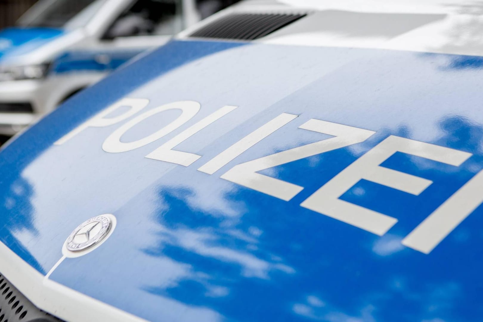 Einsatzfahrzeuge der Polizei: Eine Frau steht unter Verdacht, ihren Ehemann getötet zu haben. (Symbolbild)