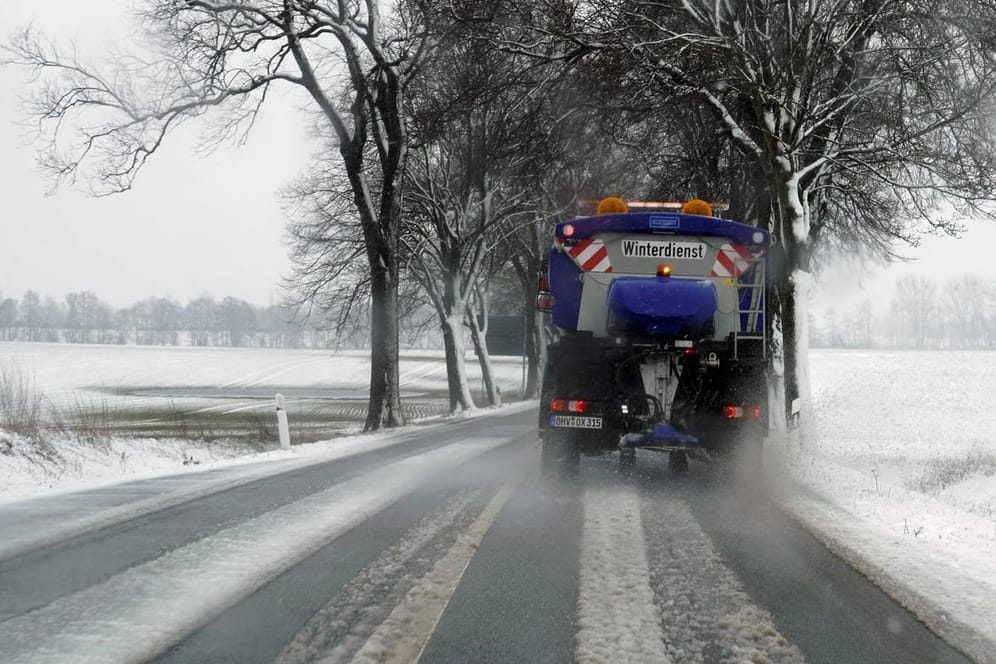 Winterdienst im Einsatz (Symbolbild): In der Nacht zu Donnerstag kann es in einigen Teilen des Landes Glatteis geben.