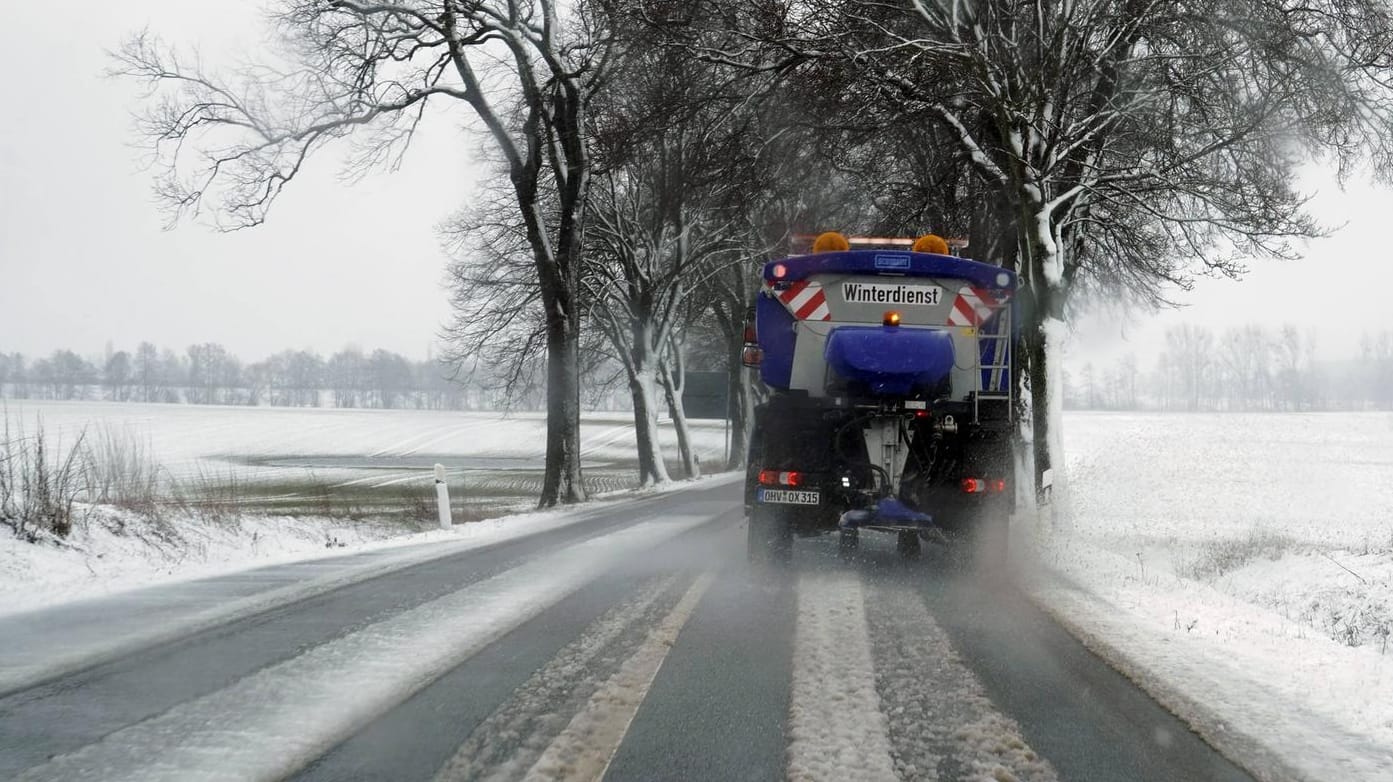 Winterdienst im Einsatz (Symbolbild): In der Nacht zu Donnerstag kann es in einigen Teilen des Landes Glatteis geben.